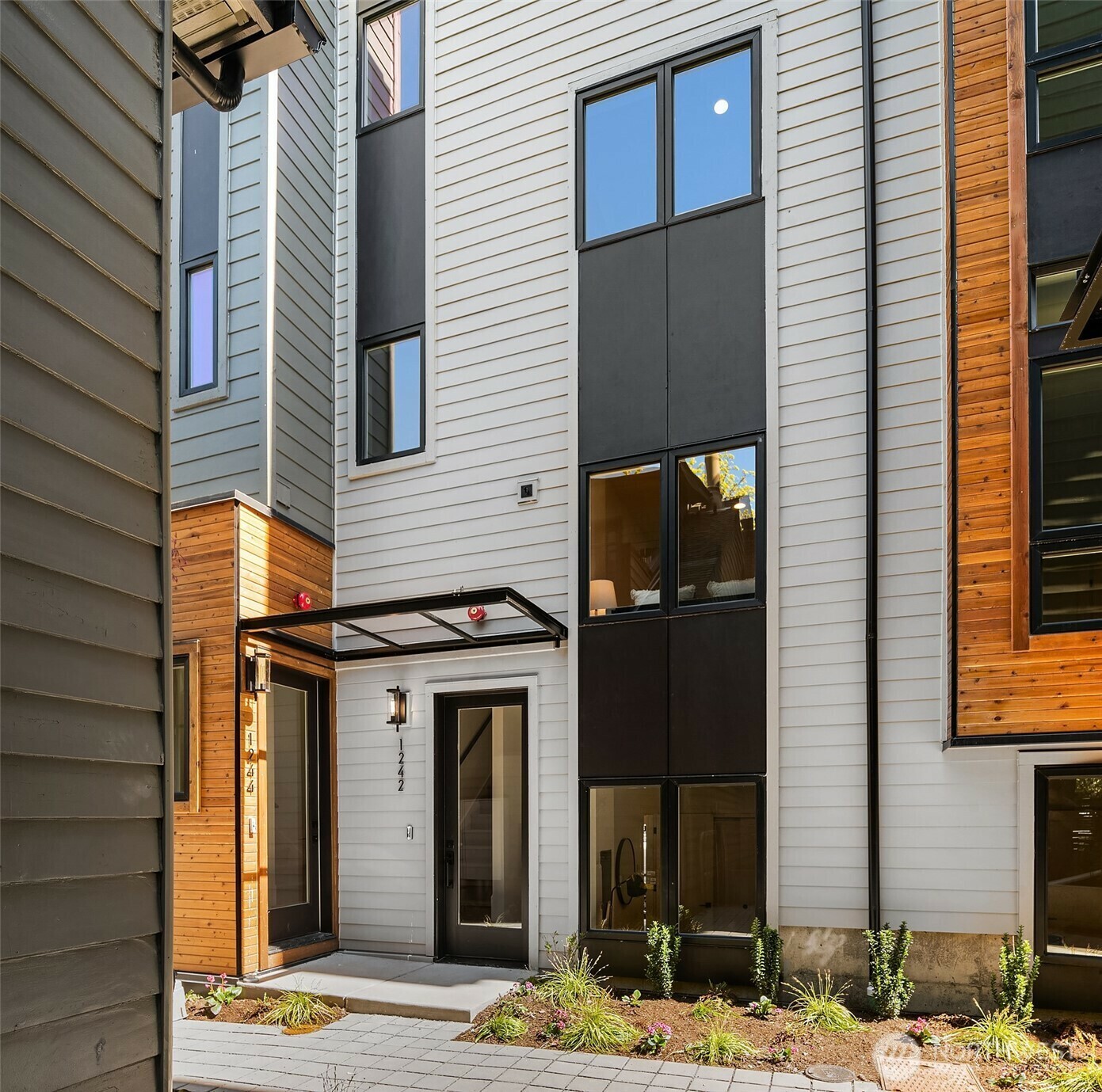 Property Photo: 1238 15th Avenue E 12 WA 98112