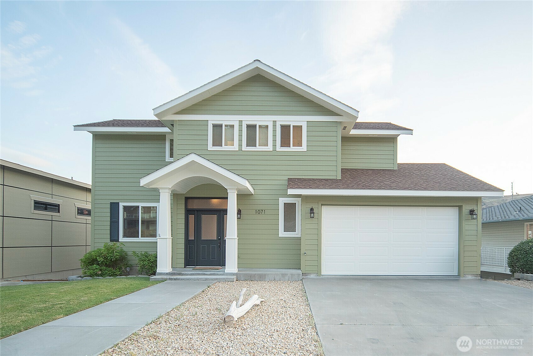 Property Photo: 1071 S Section Place WA 98848