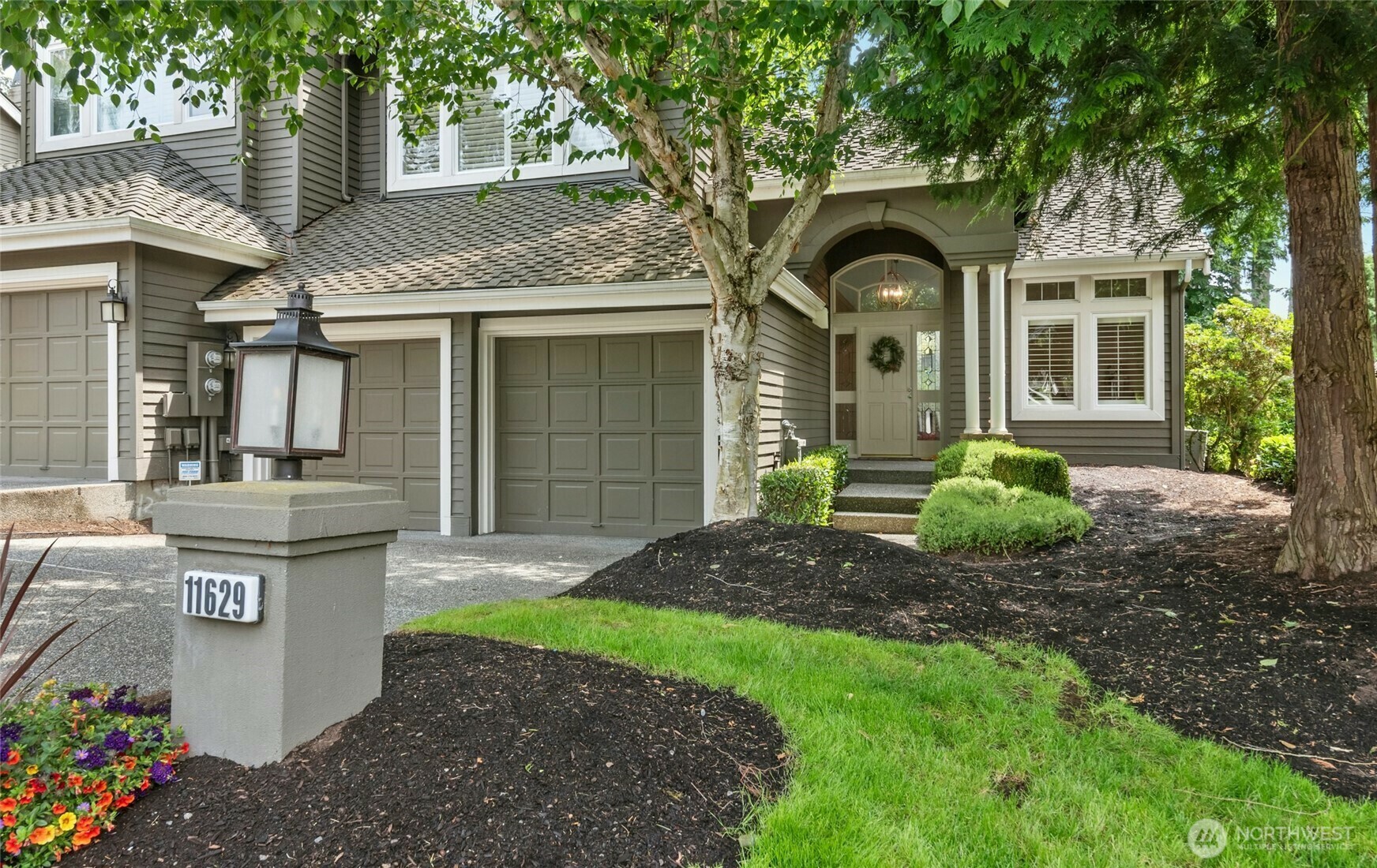 Property Photo: 11629 E Oakmont Dr WA 98275