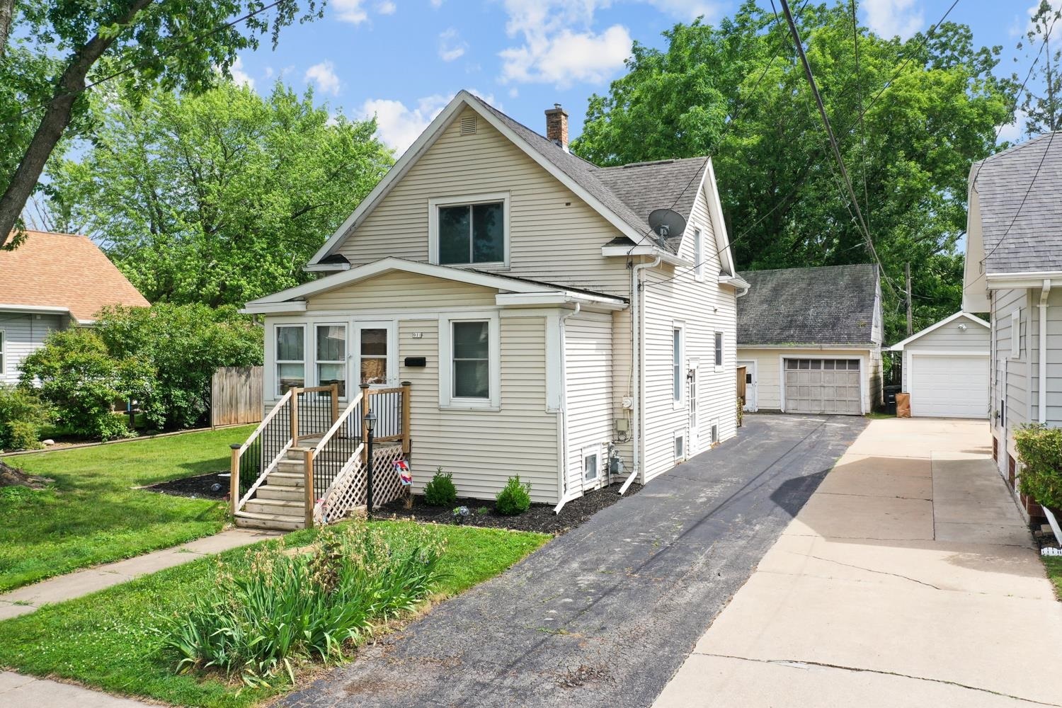 Property Photo:  911 W Bent Avenue  WI 54901-2813 