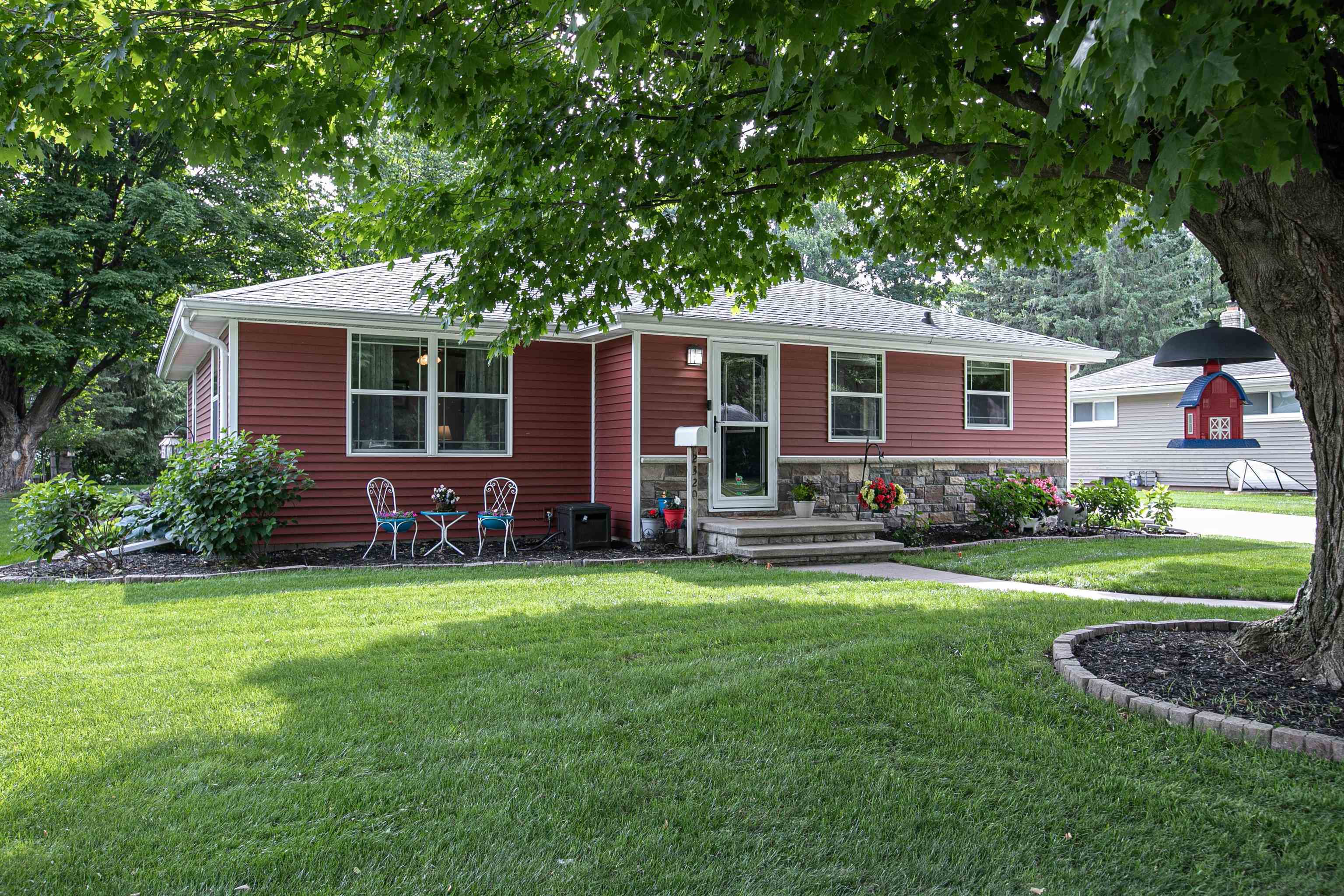 Property Photo: 2320 S Greenview Street WI 54915-4829