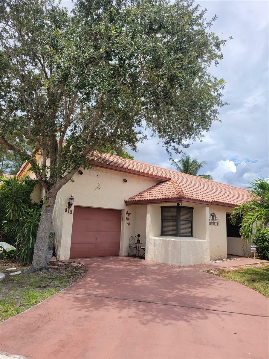Property Photo: 810 SW 113th Ter FL 33025