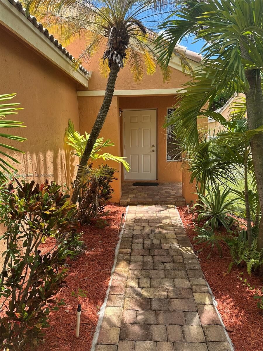 Property Photo:  4025 Pine Ridge Ln 4025  FL 33331 