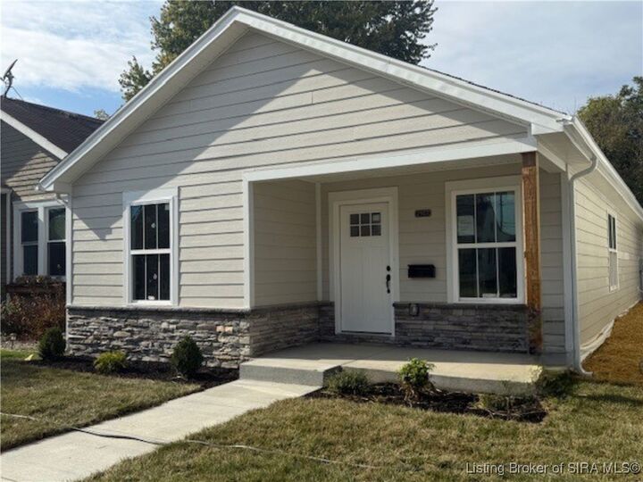 Property Photo:  2107 E Market Street  IN 47150 