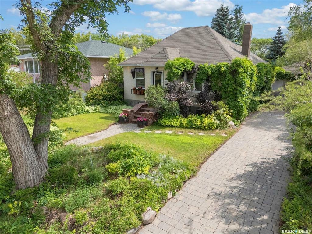 Property Photo: 316 V Avenue S SK S7M 3E5