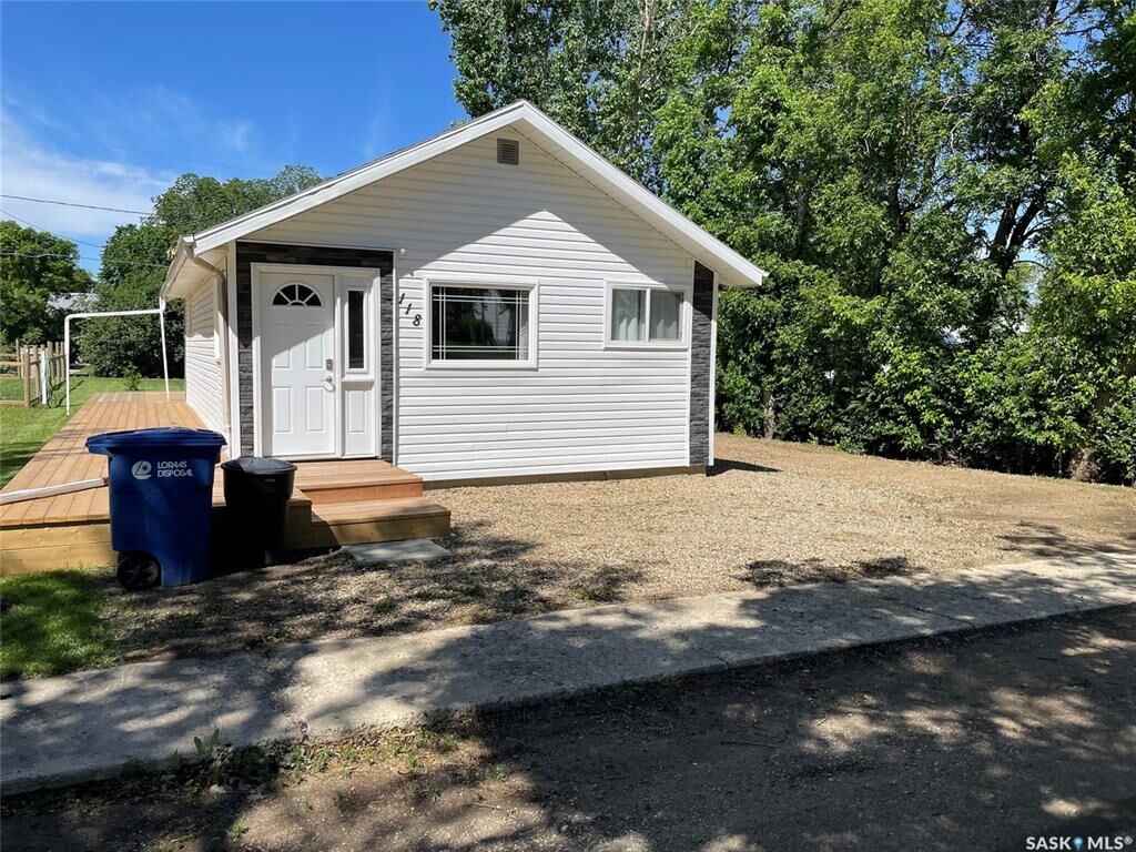 Property Photo: 118 2nd Street E SK S0H 2K0