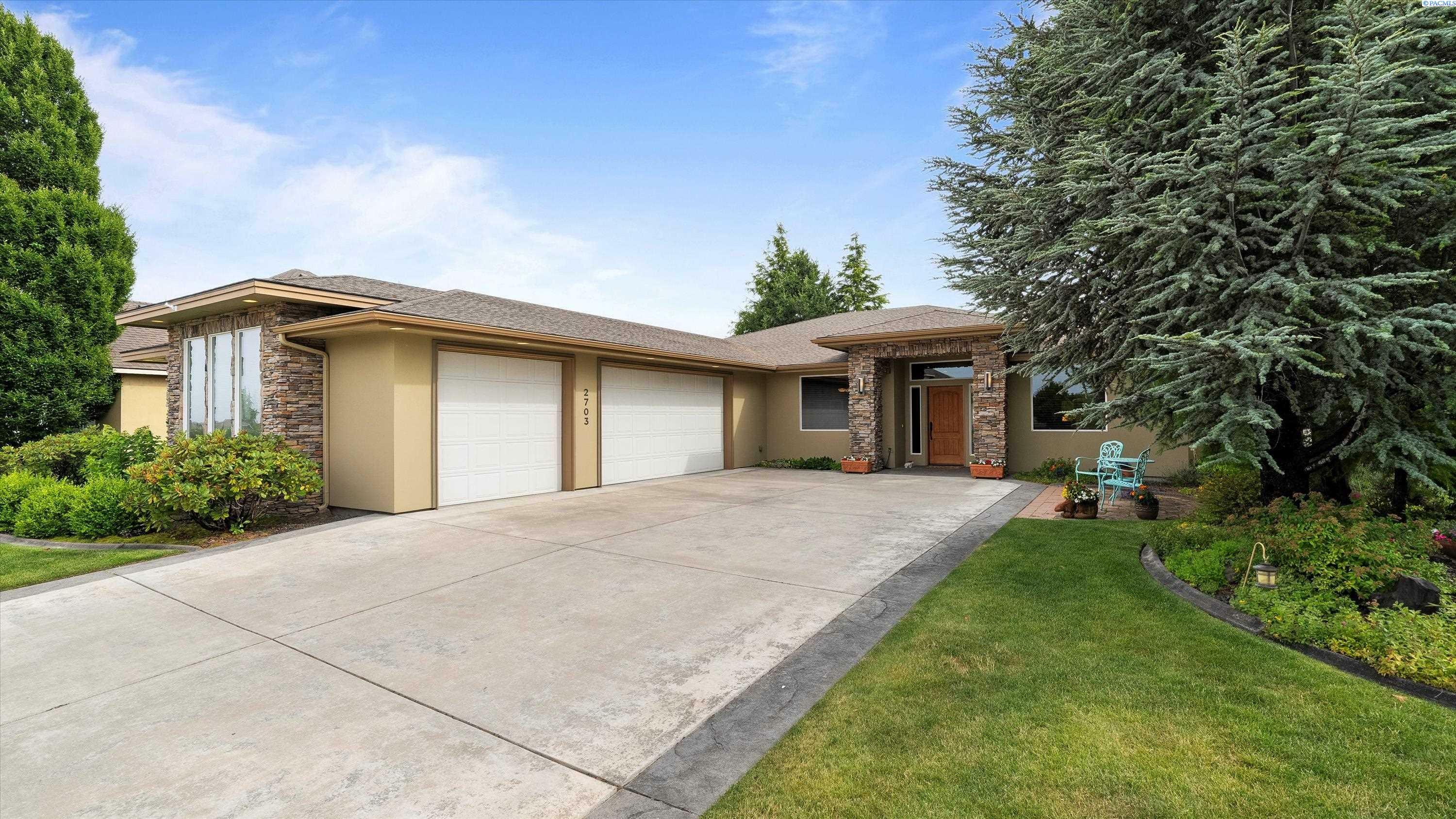 Property Photo:  2703 Sawgrass Loop  WA 99354 
