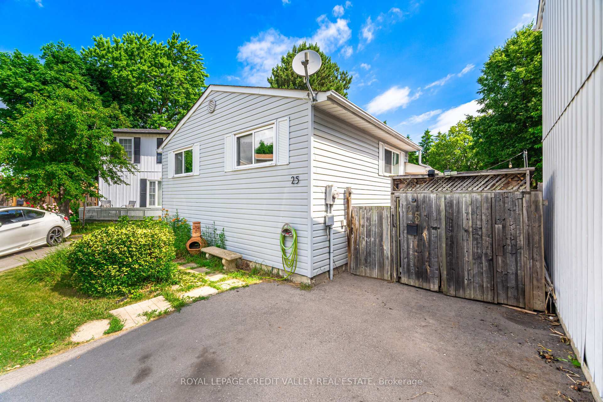 Property Photo: 25 Huntingwood Crescent ON L6S 1S5