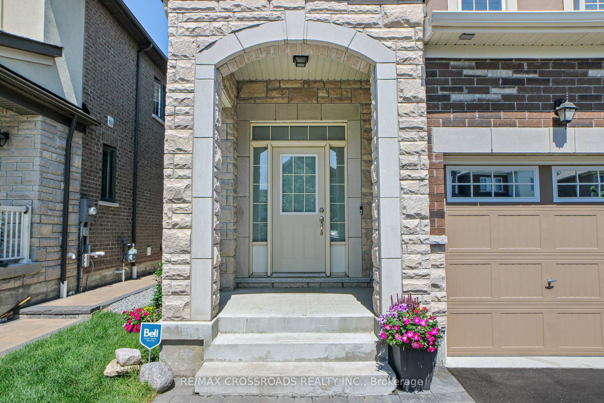 Property Photo: 15 Littlebeck Crescent ON L1P 0G3
