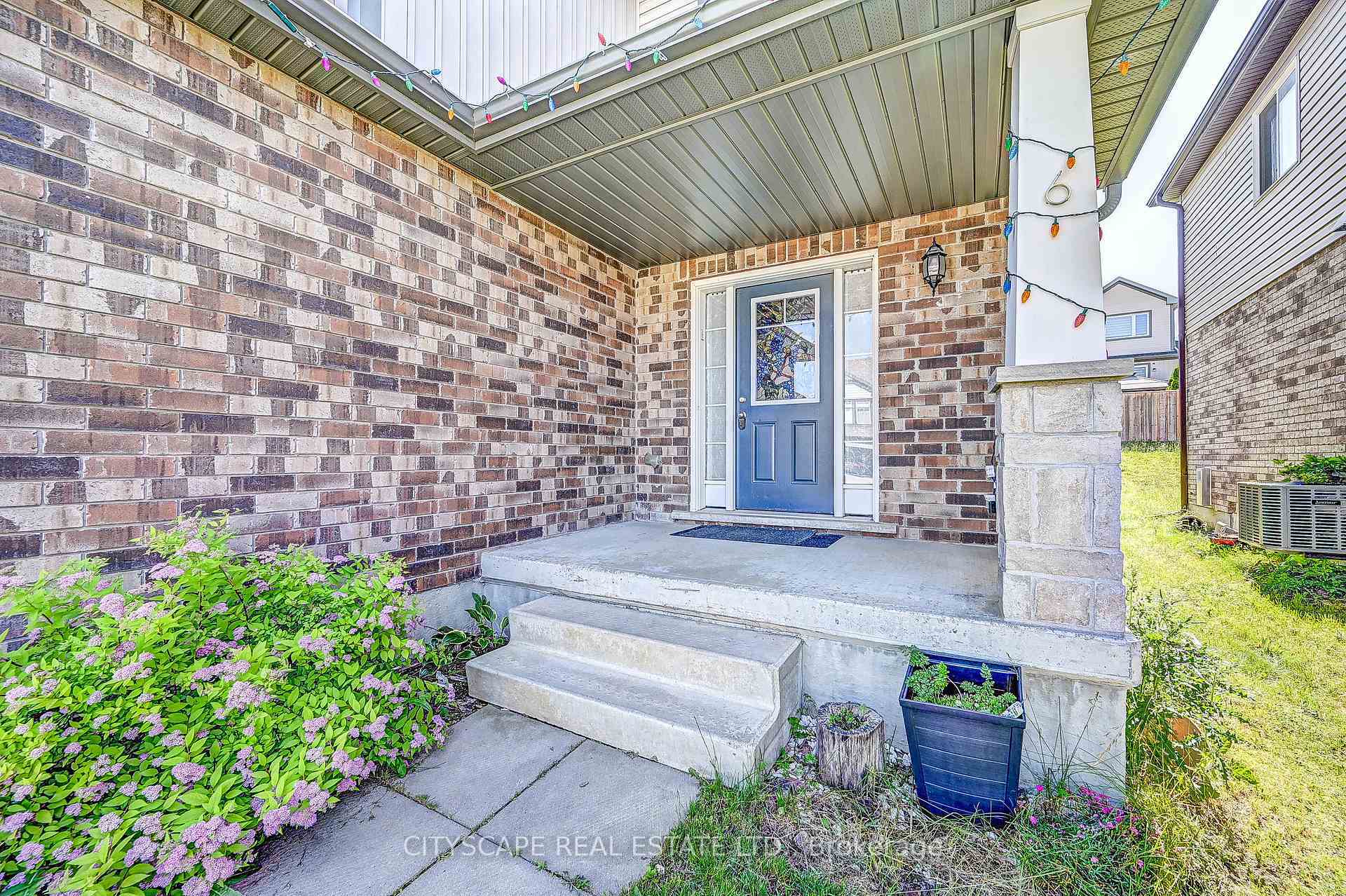 Property Photo: 6 Castlebay Street ON N2R 0G5