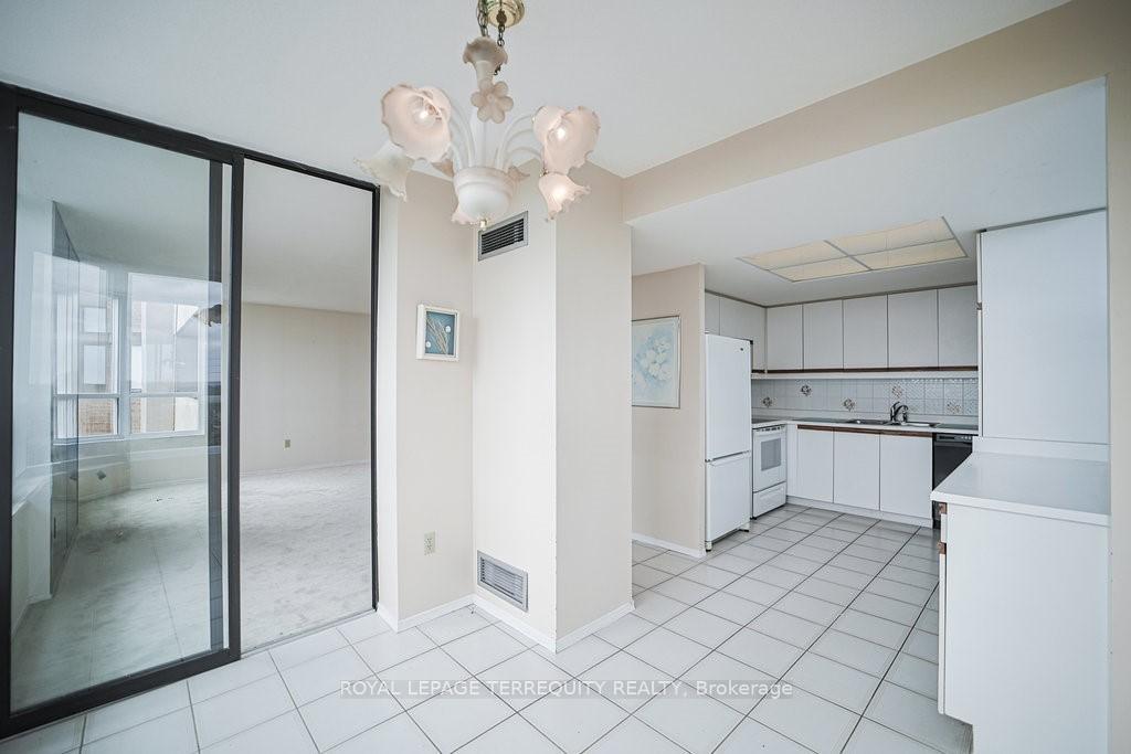 Property Photo: 7601 Bathurst Street 615 ON L4J 4H5