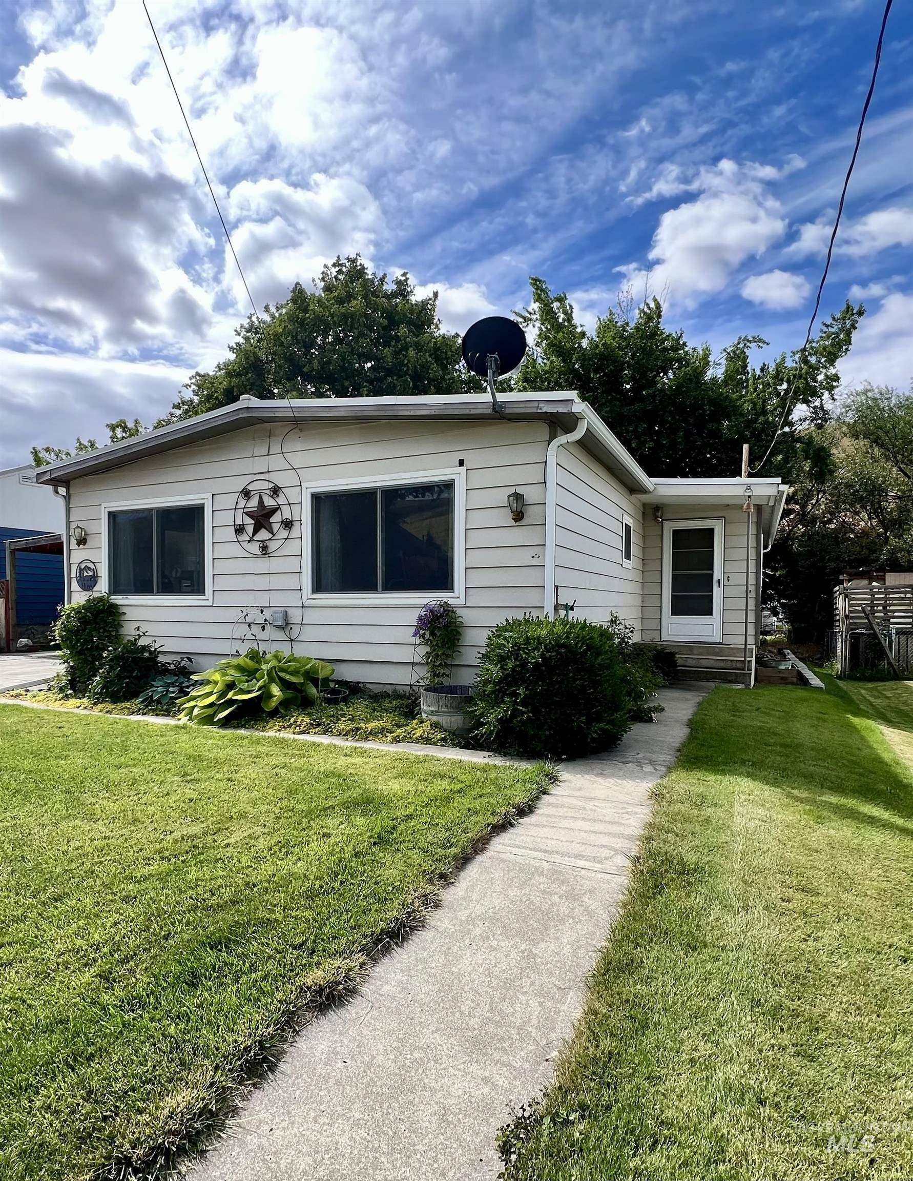 Property Photo: 1370 Columbia St WA 99347