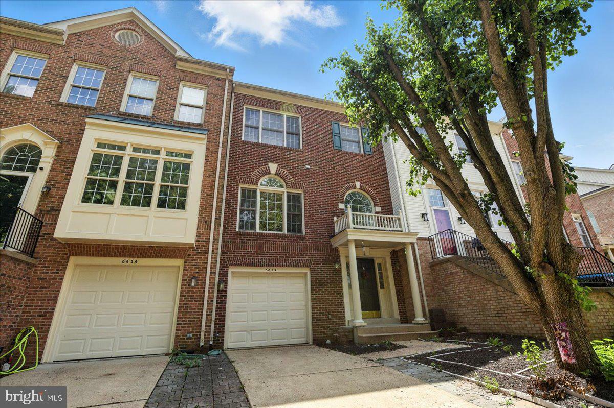 Property Photo: 6634 Frost Lake Lane VA 22315