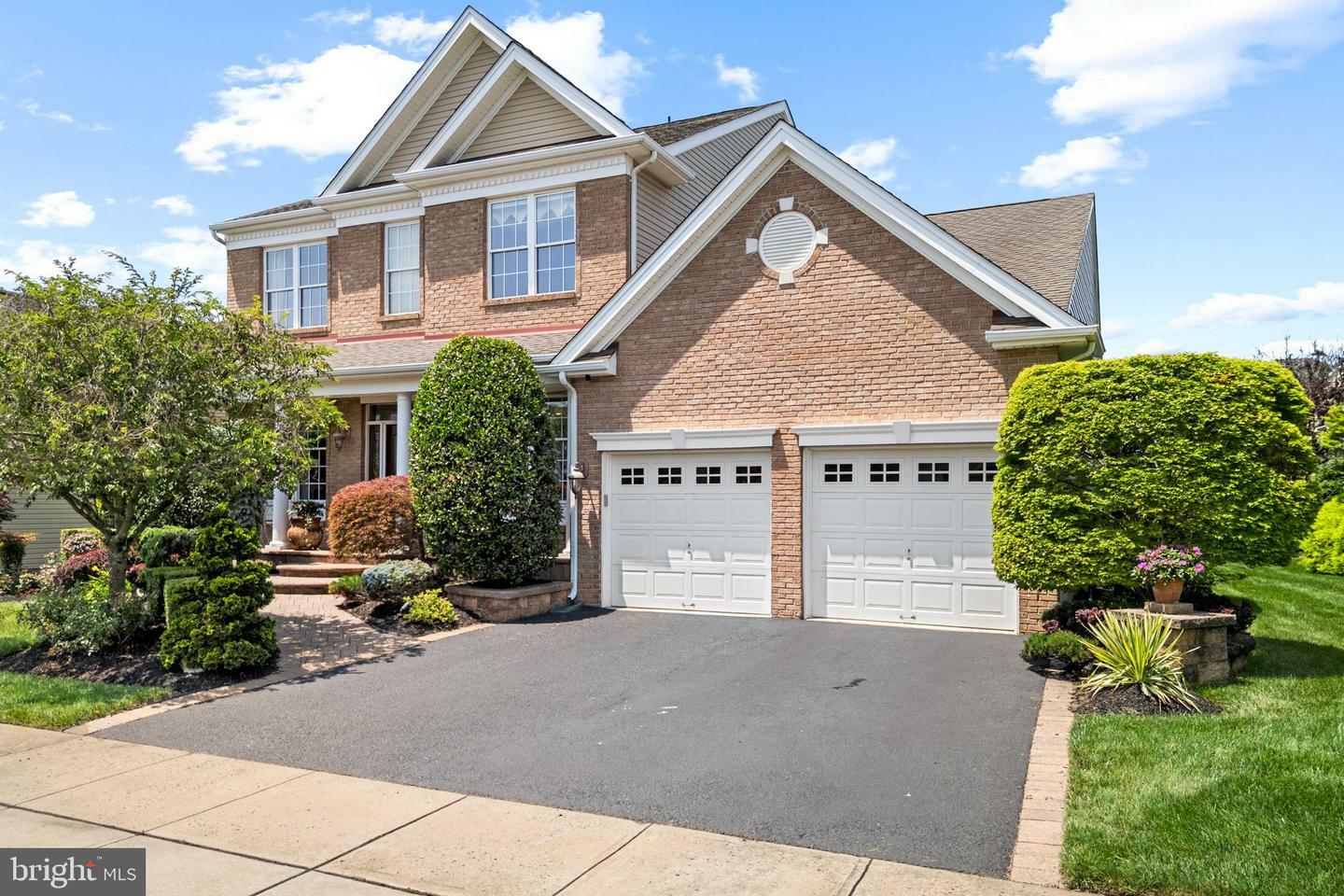 Property Photo:  8 Tamarack Road  NJ 08831 