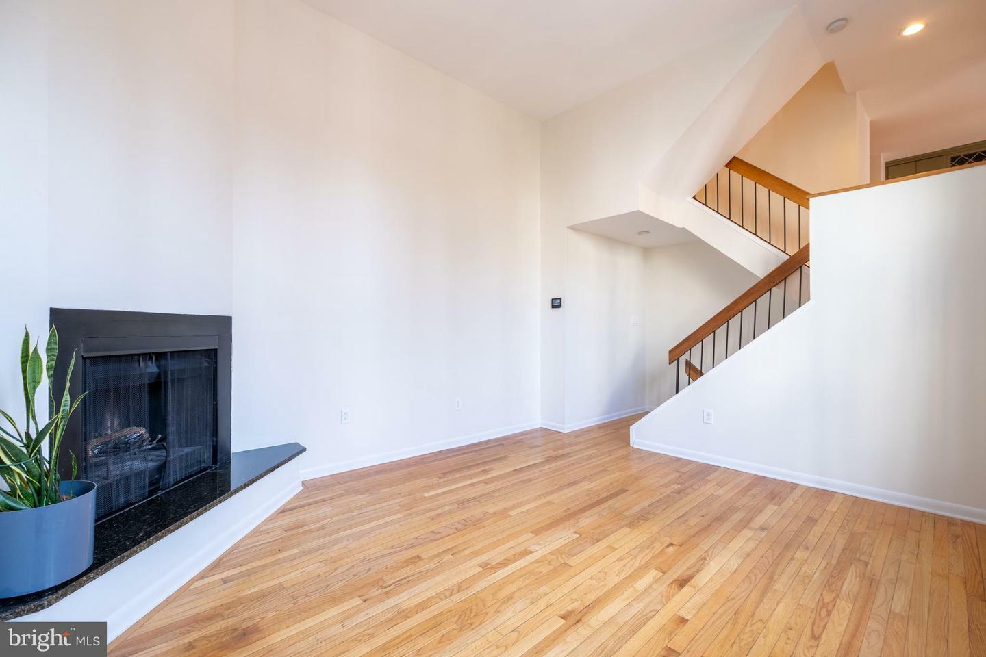 Property Photo: 129 Catharine Street 4 PA 19147
