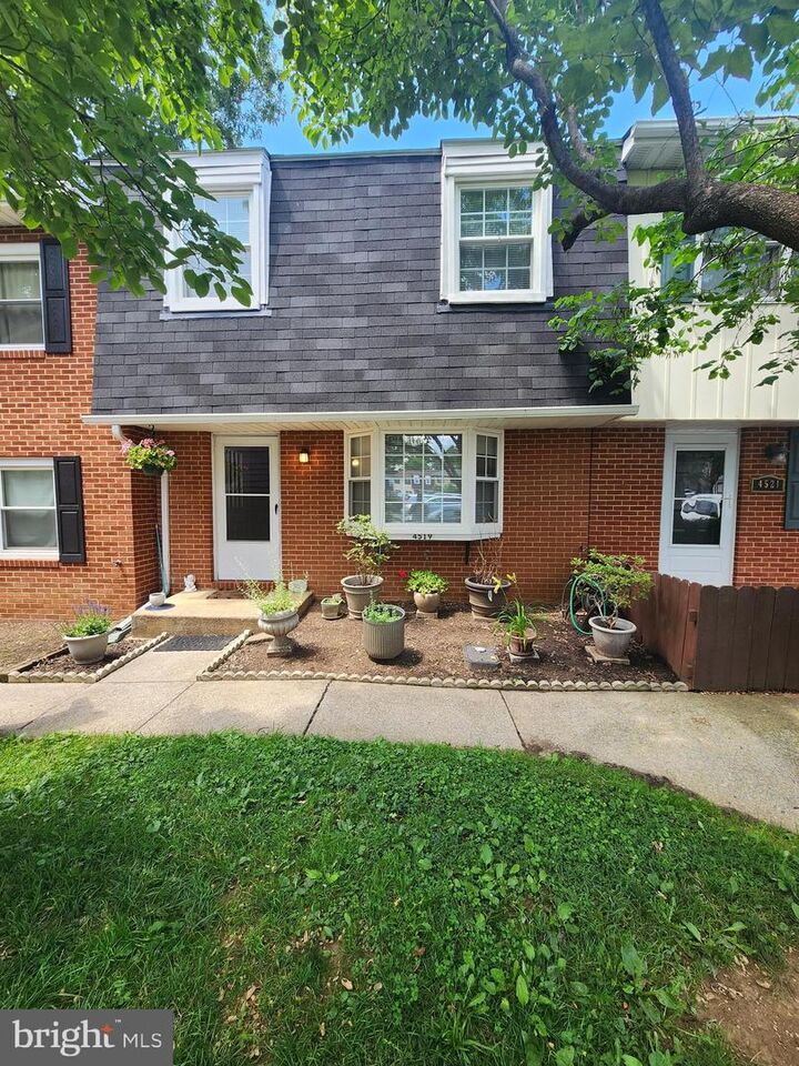 Property Photo: 4519 Appledale Court VA 20115