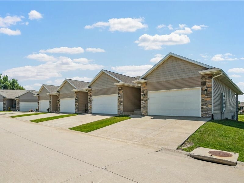 Property Photo:  550 Meadow Oak Circle  IA 52228 