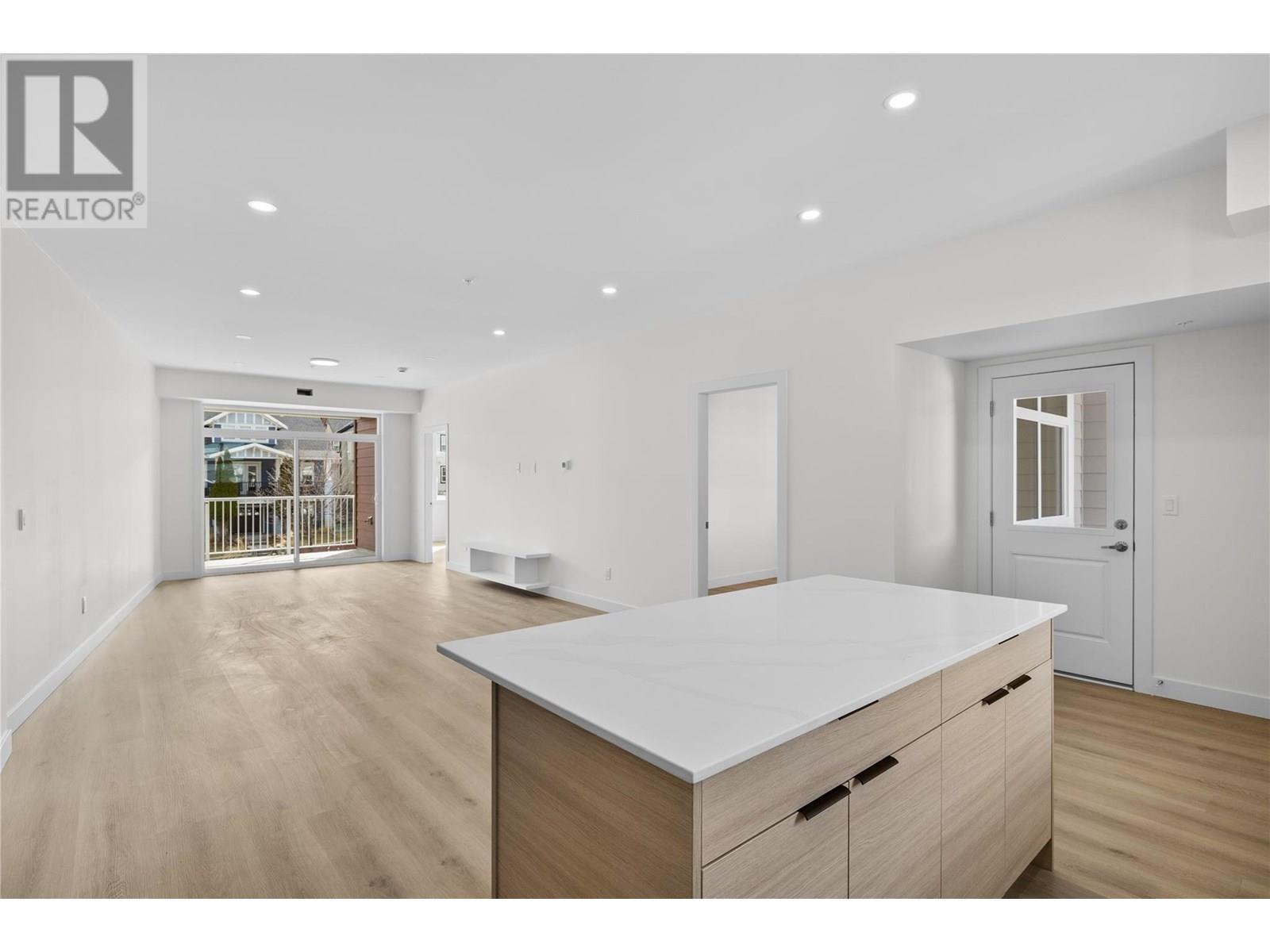 Photo de la propriété: 5300 Main Street 204 BC V1W 0C1
