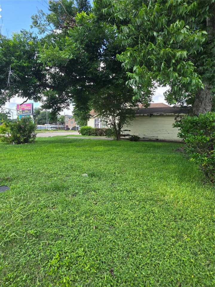 Property Photo: 1609 Cavalcade Street TX 77009