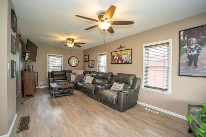 Property Photo:  305 E 20th Street S  IA 50208 