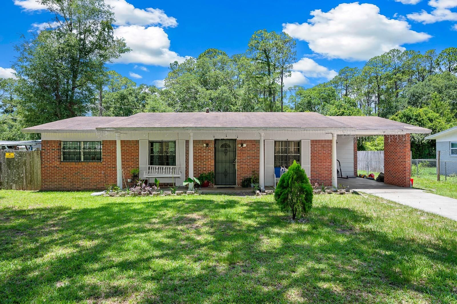 Property Photo: 1610 NE 16th Terrace FL 32609
