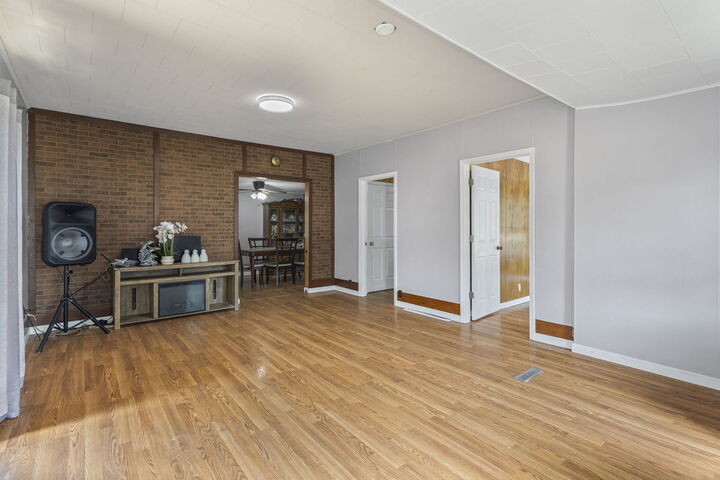 Property Photo: 906 N State Street IL 60152