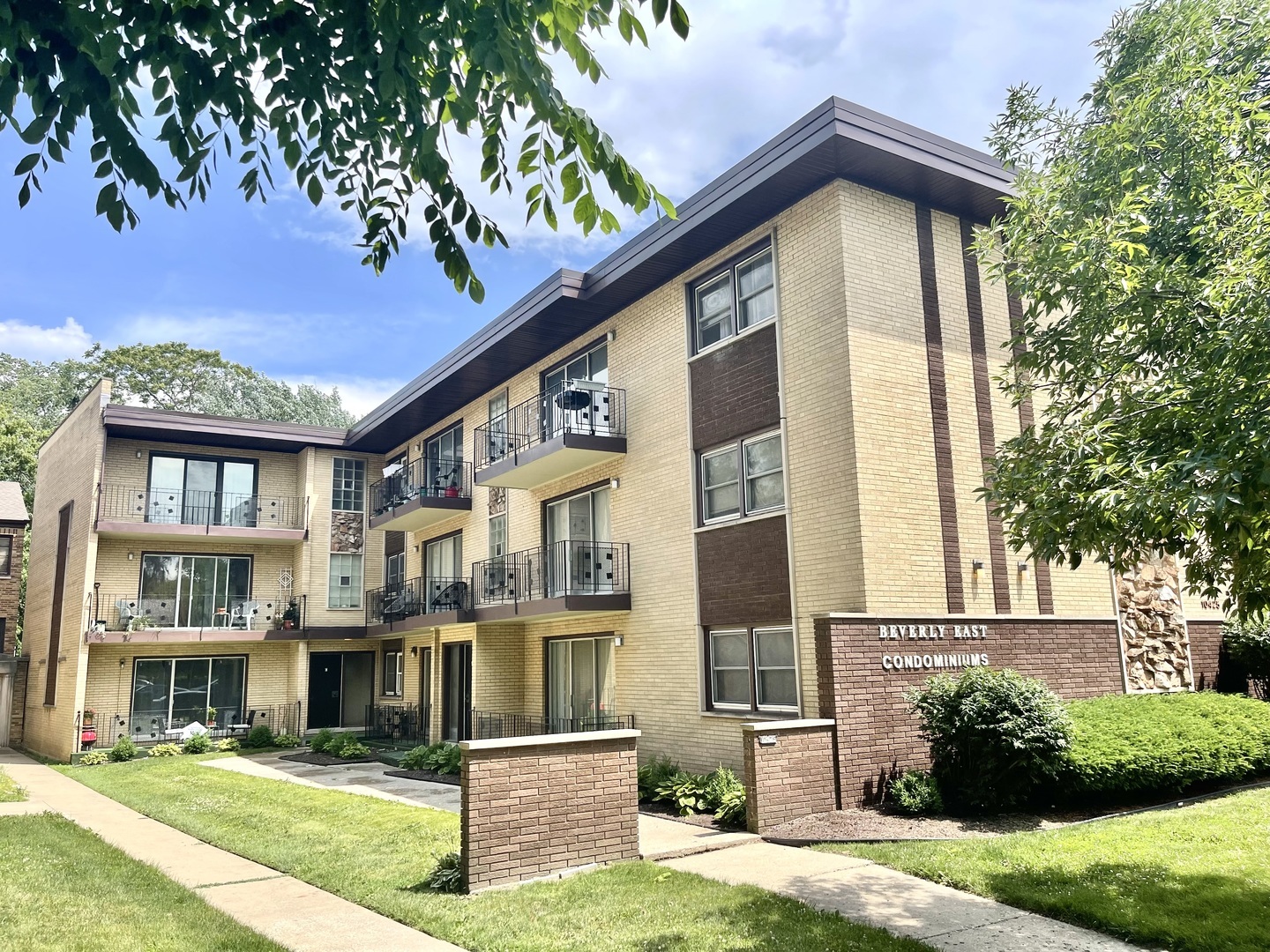 Property Photo: 10425 S Hale Avenue 3A IL 60643