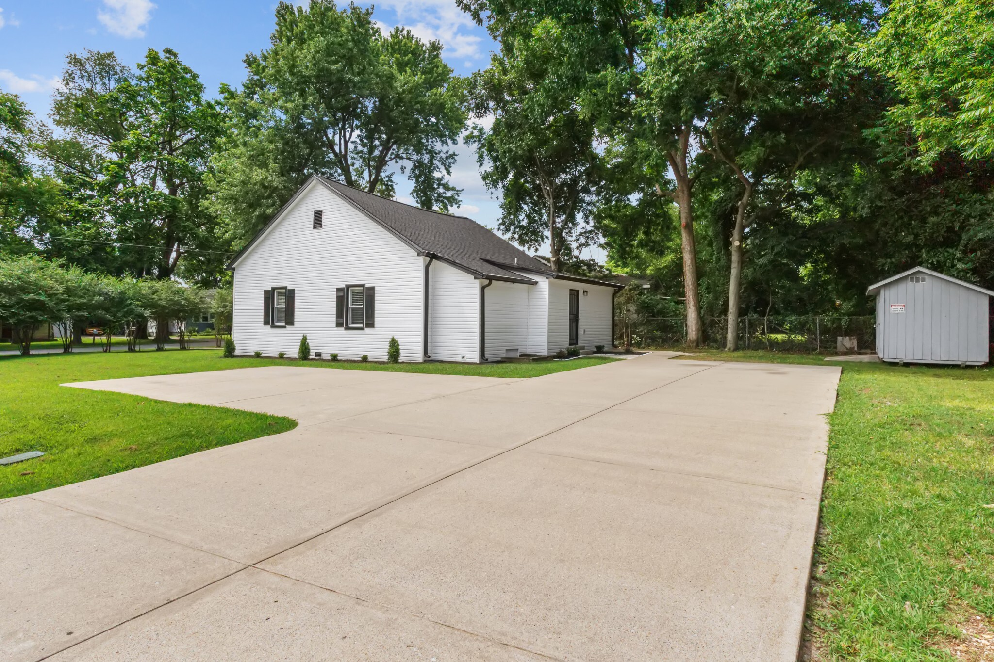 Property Photo: 706 Poplar Ave TN 37130