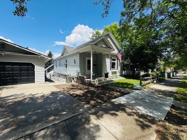 Property Photo: 832 E Broadway Street MT 59601