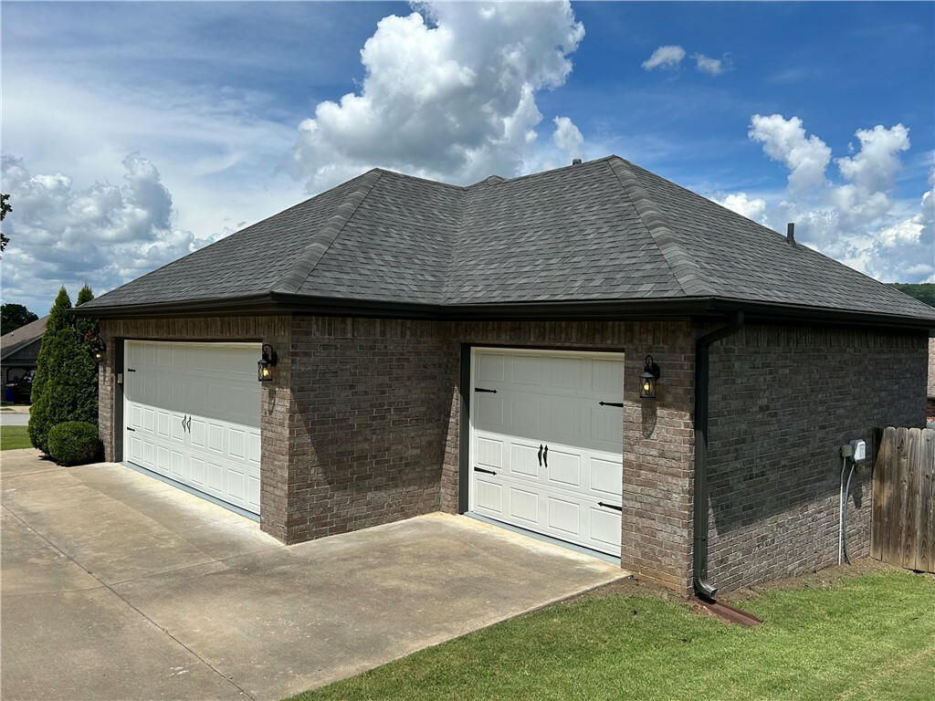 Property Photo: 686 W Thornstone Avenue AR 72774