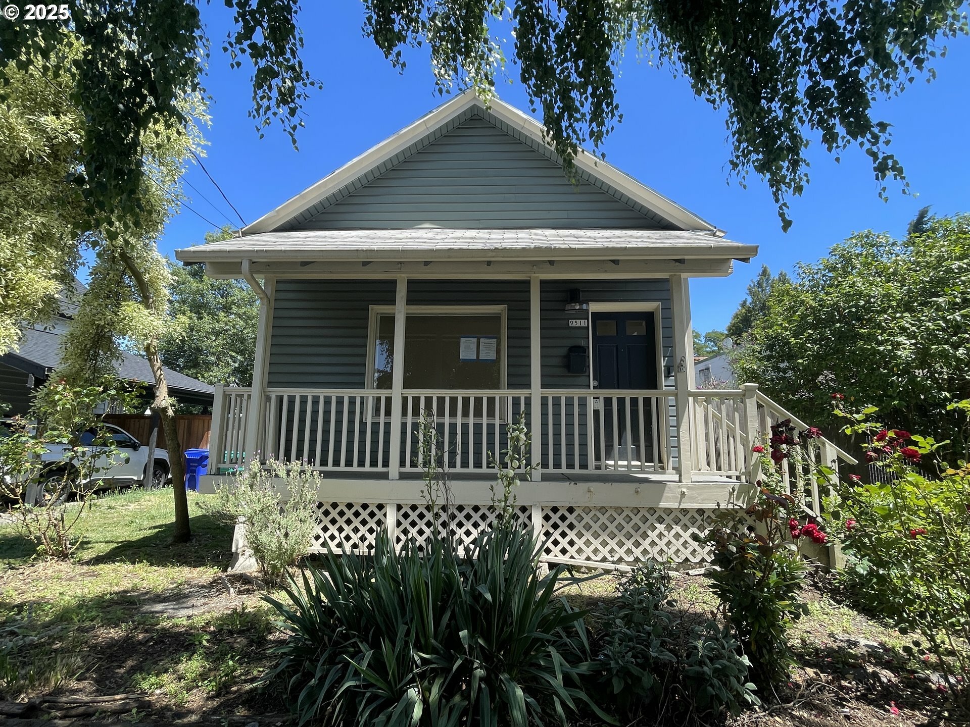 Property Photo: 9511 N Ivanhoe St OR 97203