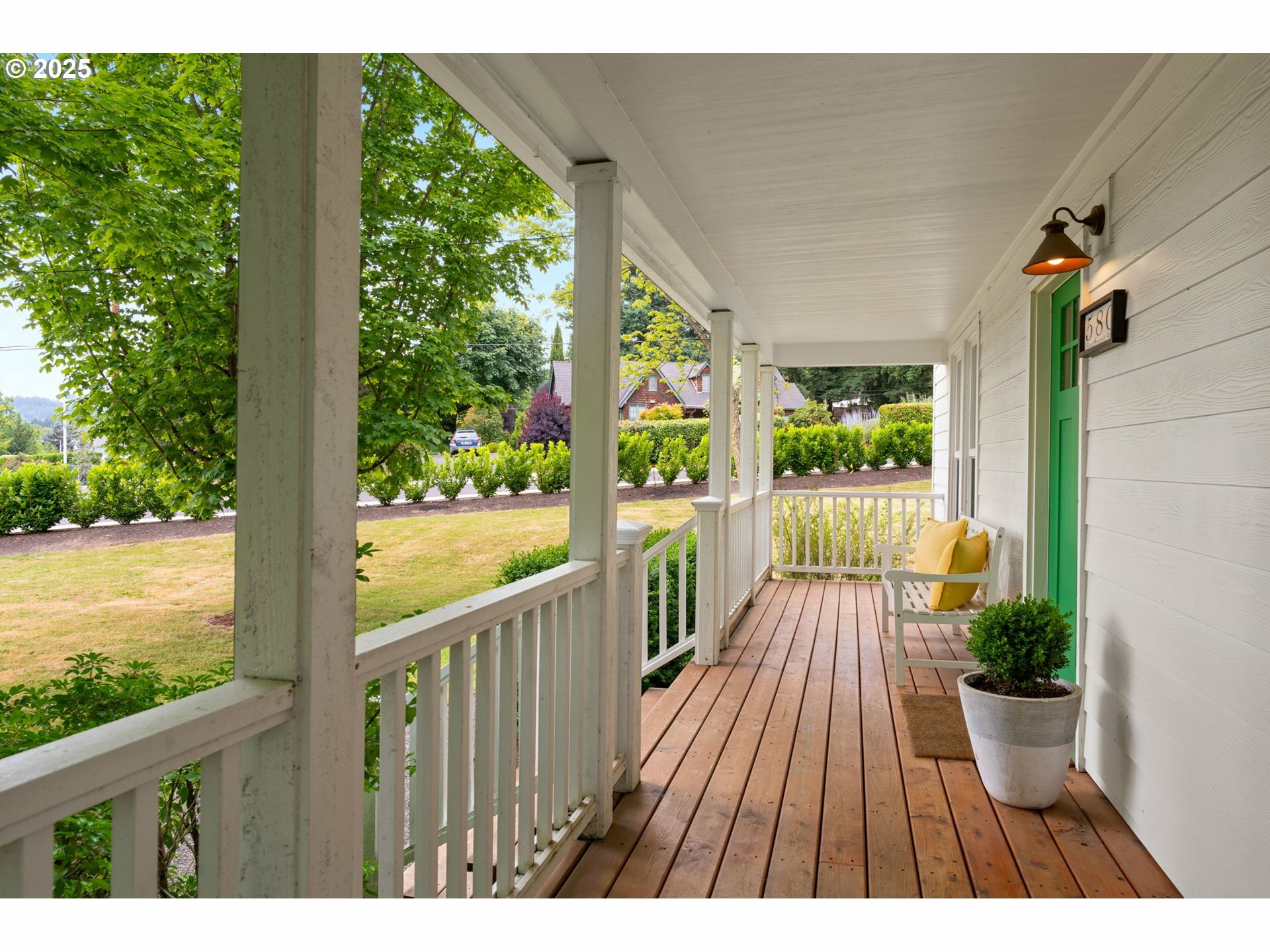 Property Photo: 580 SW 9th St OR 97115
