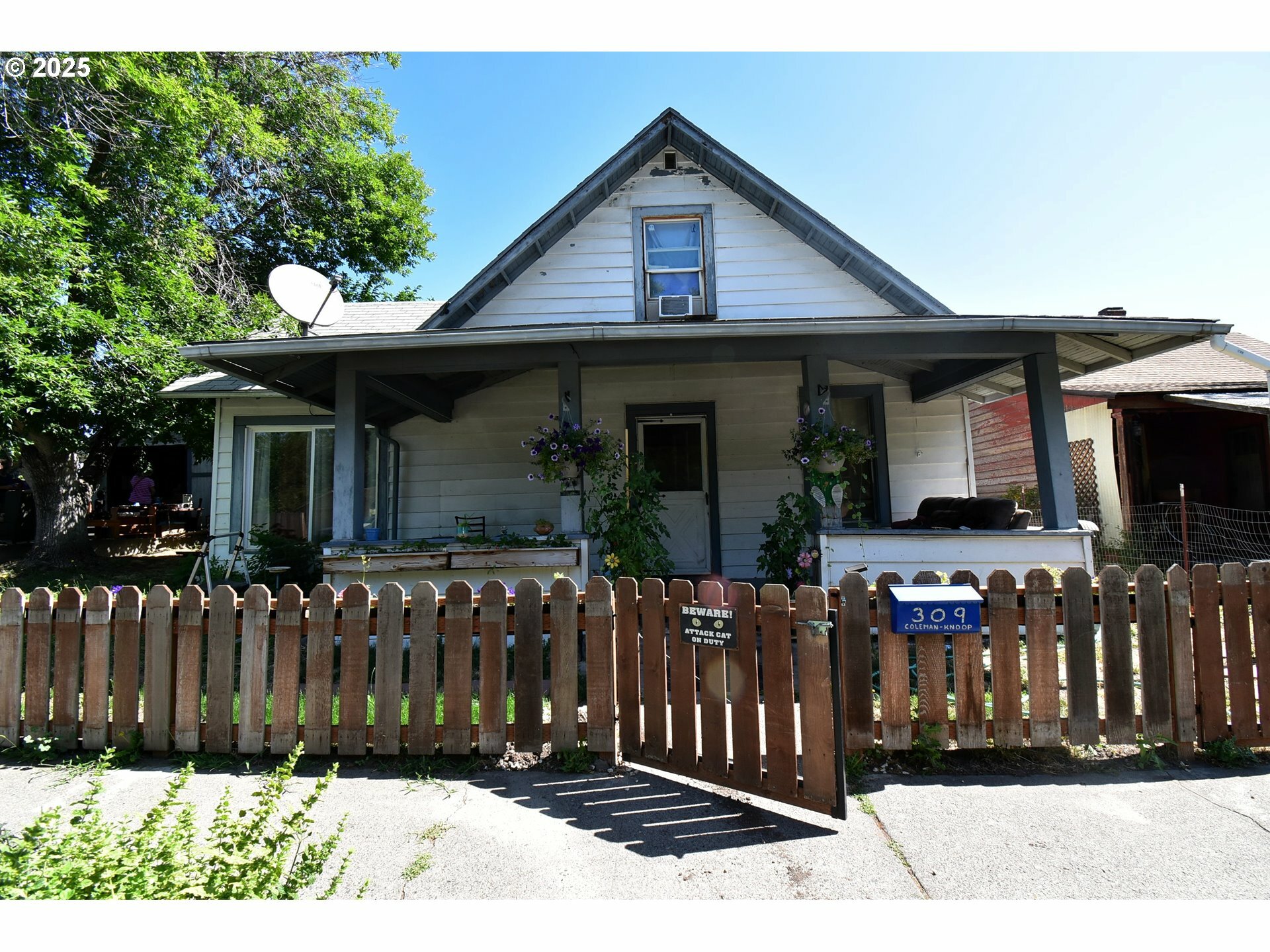 Property Photo:  309 W 7th St  OR 97058 