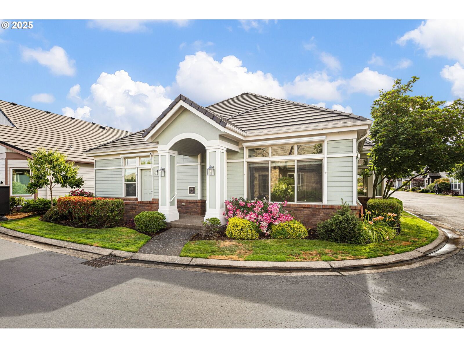 Property Photo:  3261 Lake Wood Dr  OR 97408 