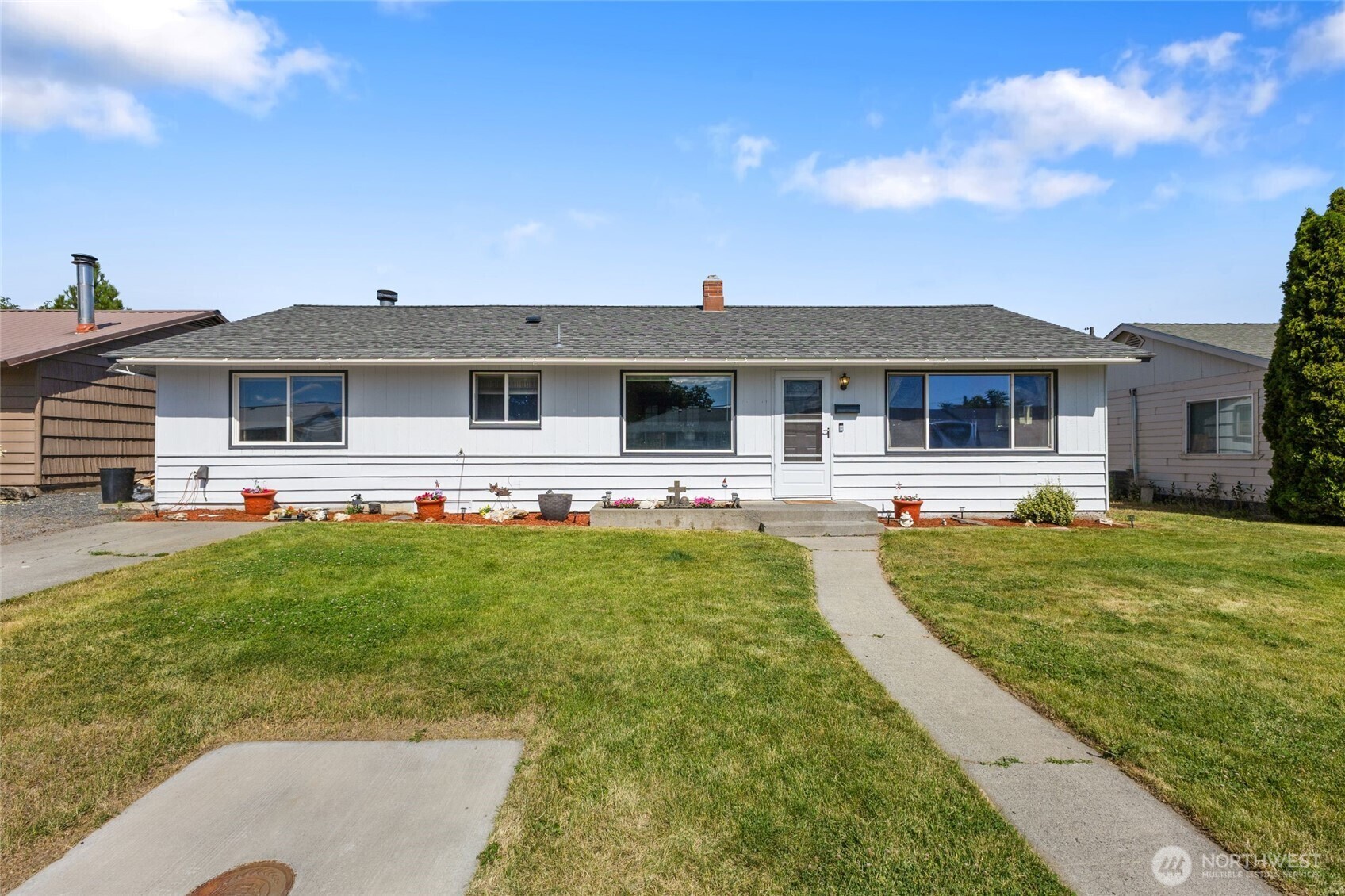 Property Photo:  156 SE H Street  WA 98823 