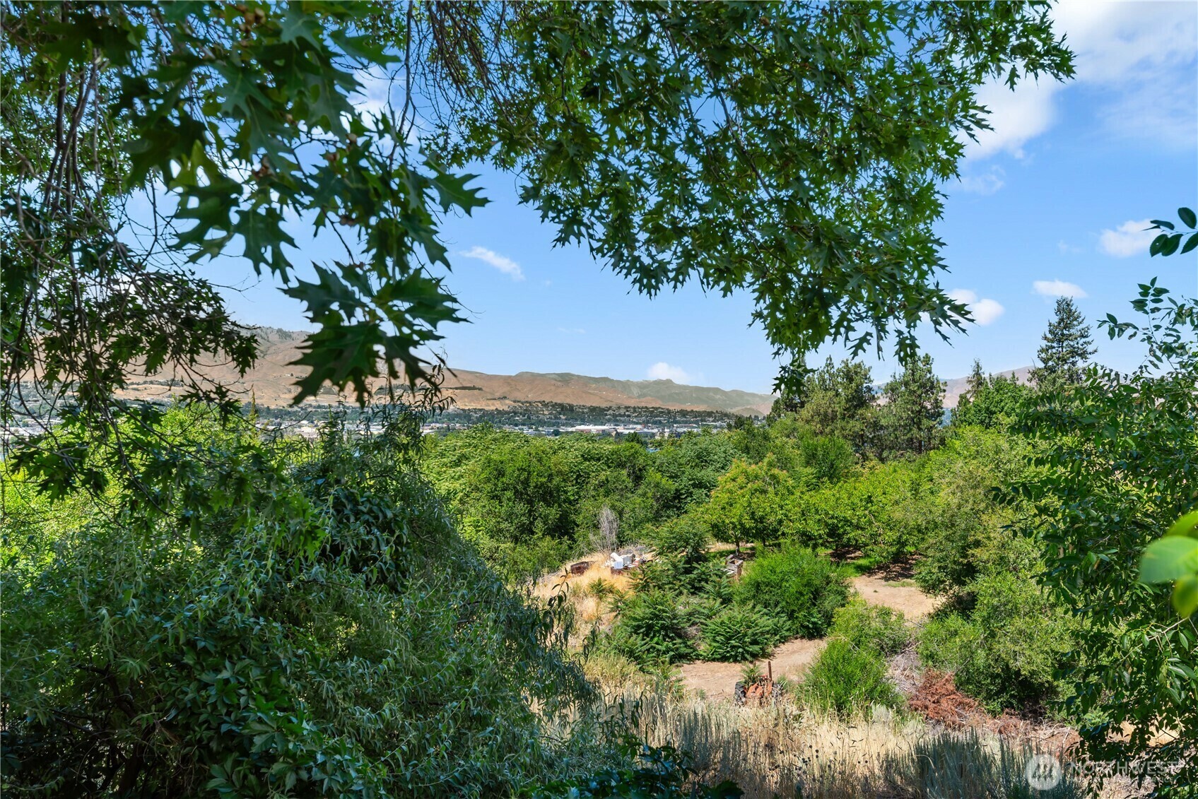Property Photo: 1714 N Astor Court WA 98802