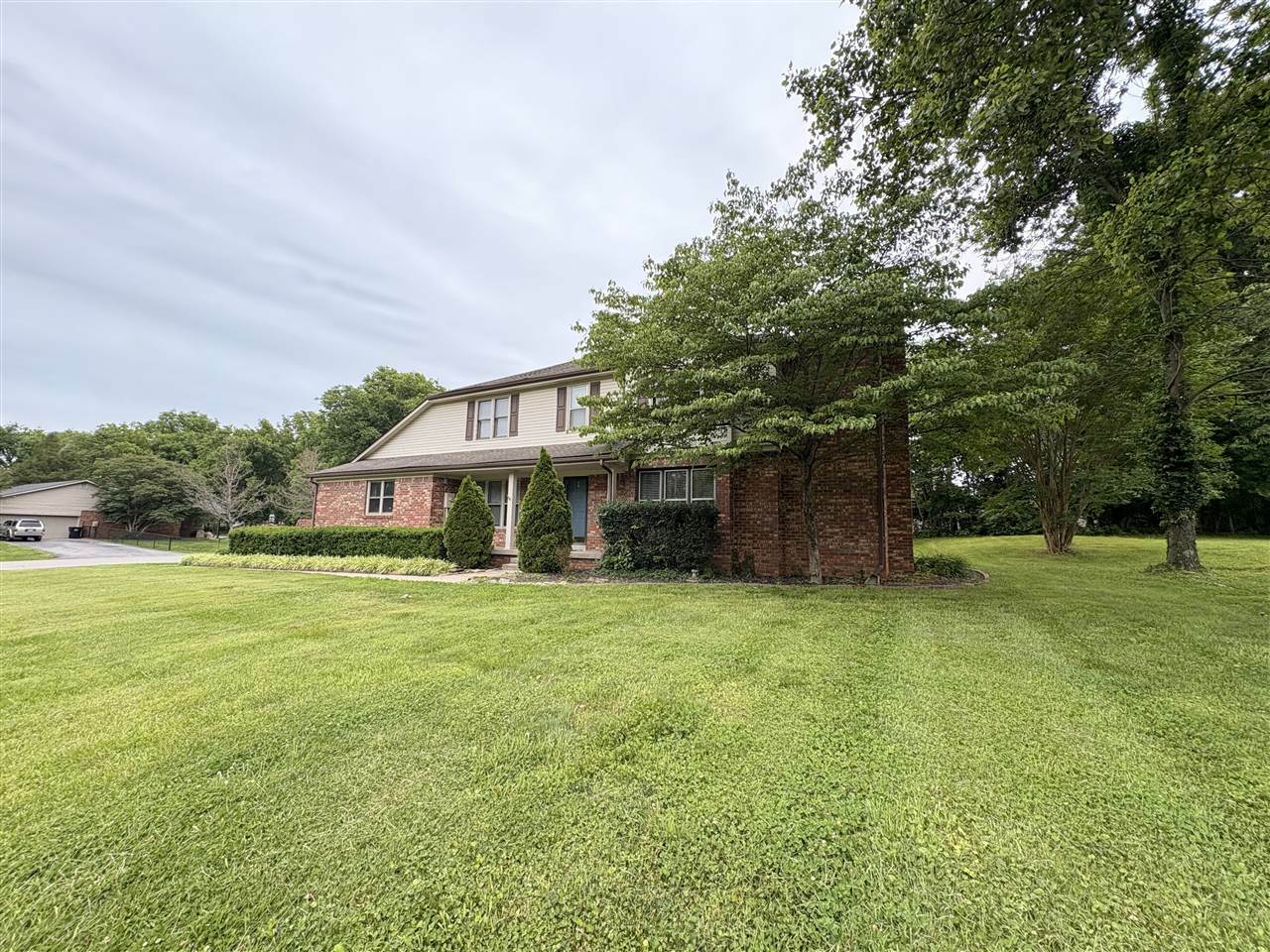 Property Photo: 712 Drakesborough Drive KY 42103