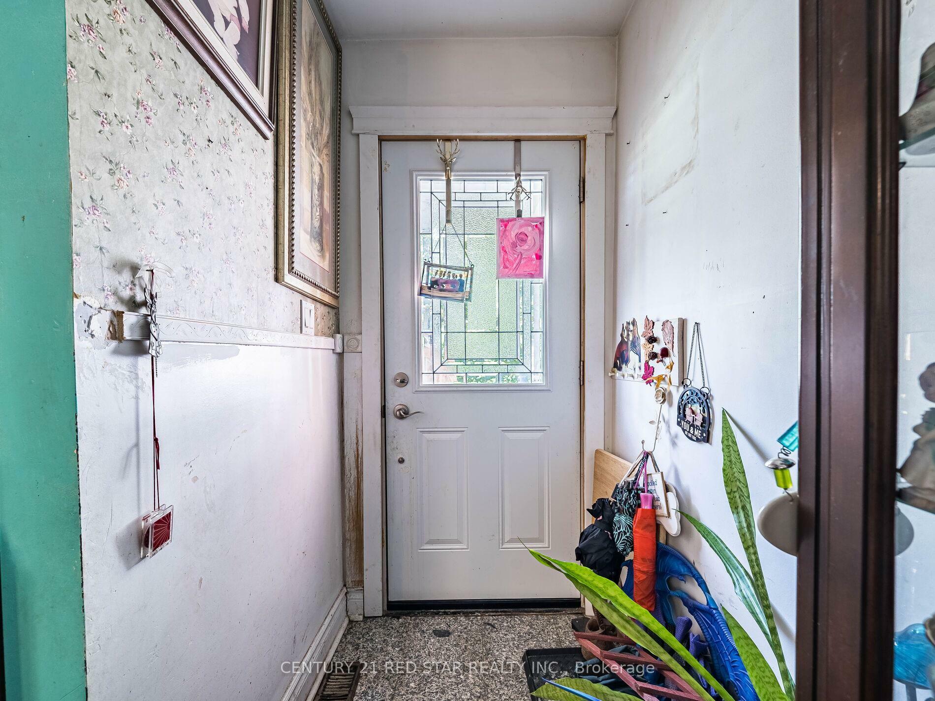 Photo de la propriété:  165 Robina Avenue  ON M6C 3Y8 