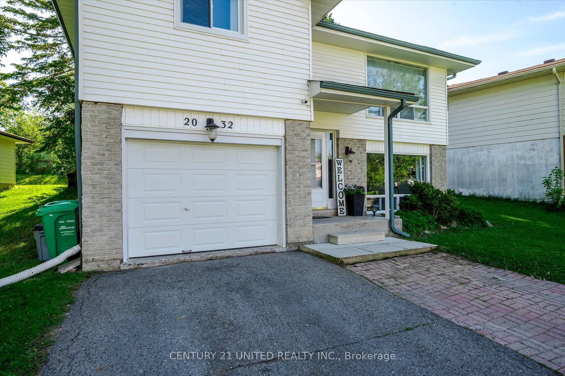 Photo de la propriété:  2032 Walker Avenue  ON K9L 1S1 