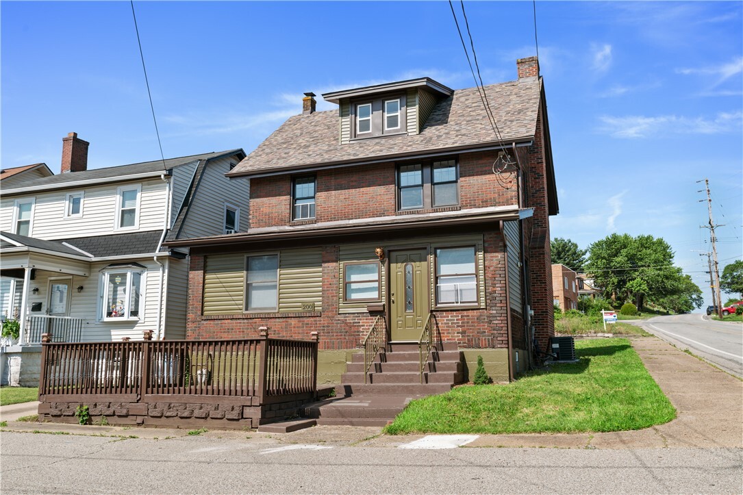 Property Photo:  200 Thomas Street  PA 15122 