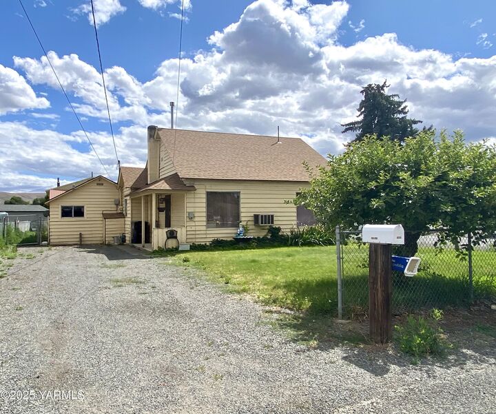 Property Photo:  1024 Woodland Ave  WA 98902 