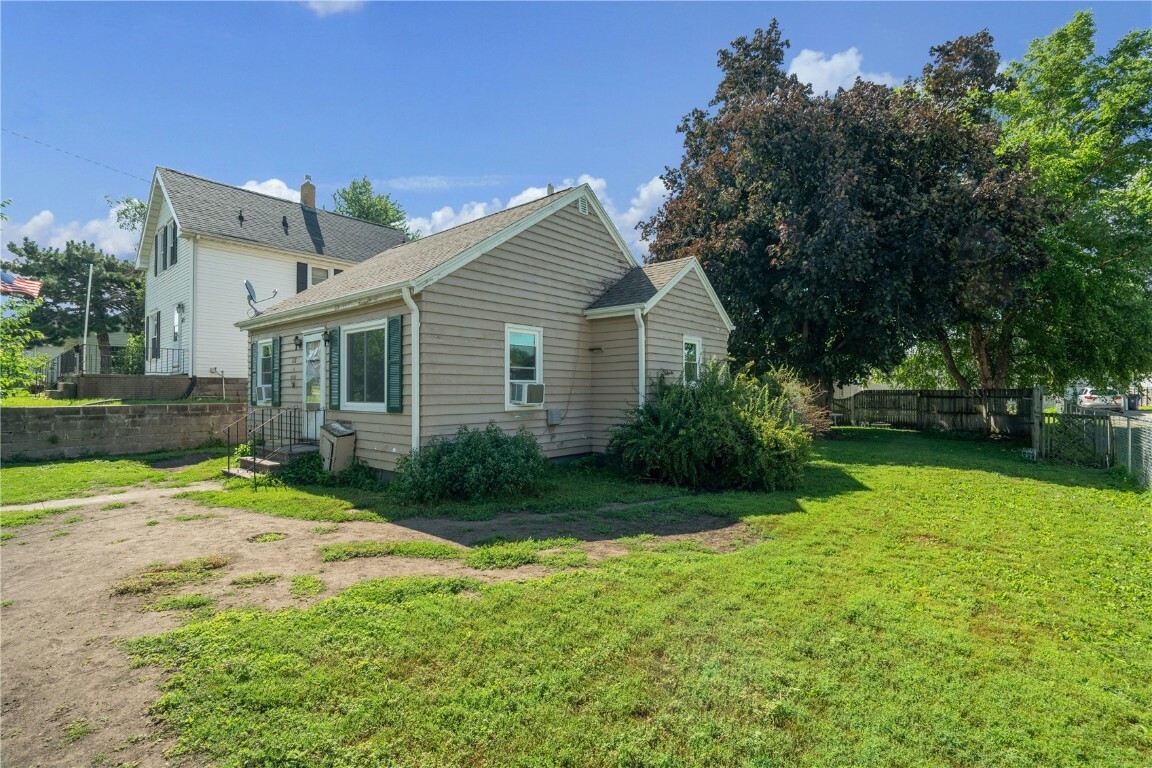 Property Photo:  1121 15th Avenue SW  IA 52404 