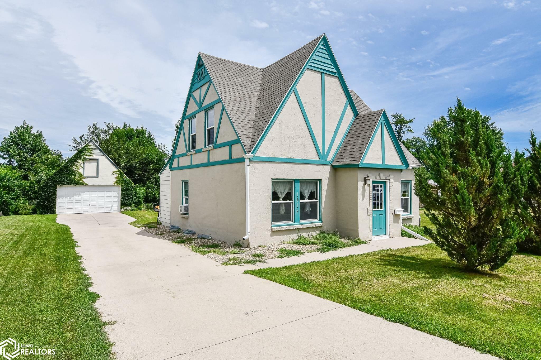 Property Photo: 1016 E Anson Street IA 50158