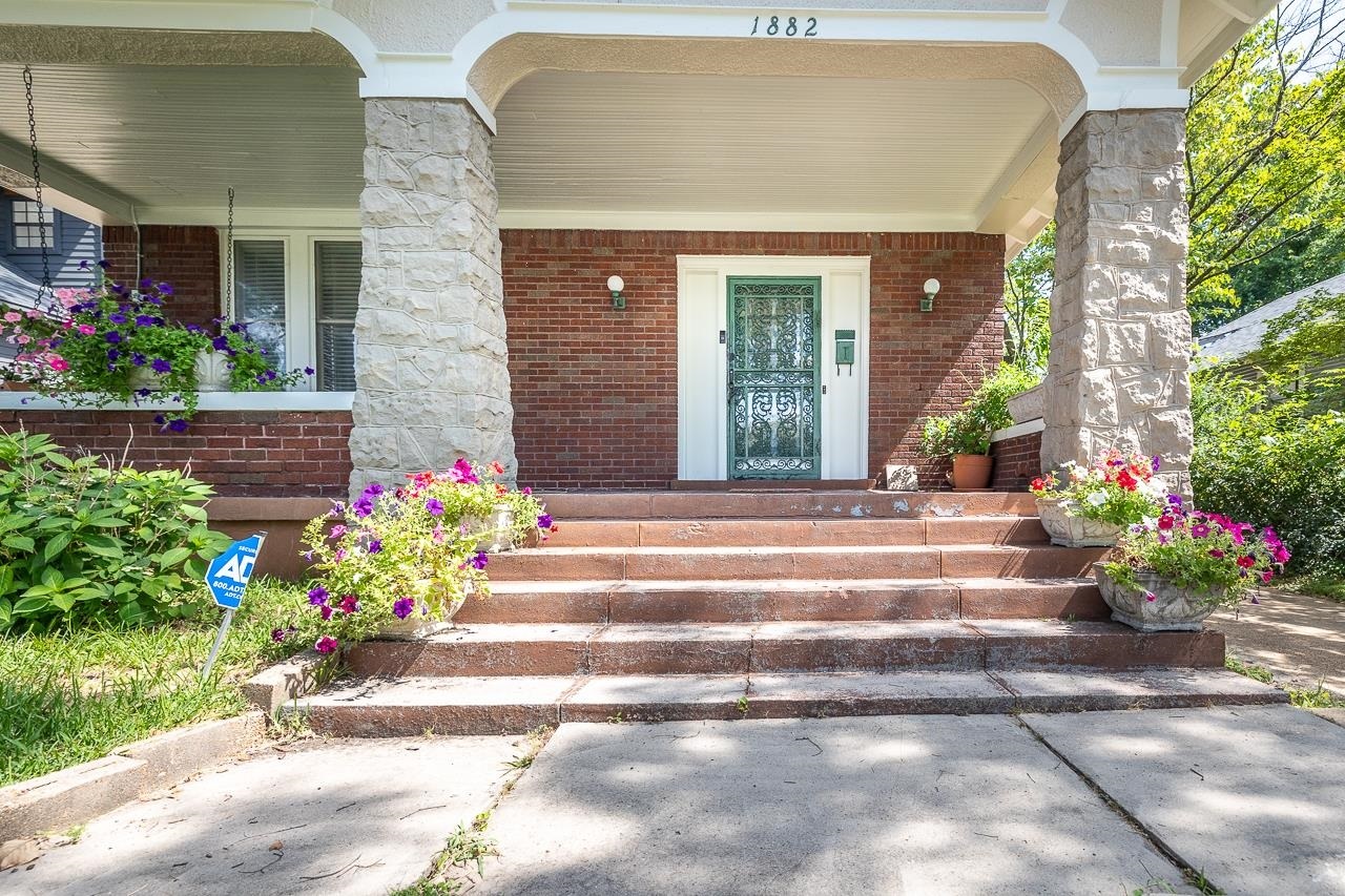 Property Photo:  1882 Walker Ave  TN 38114 