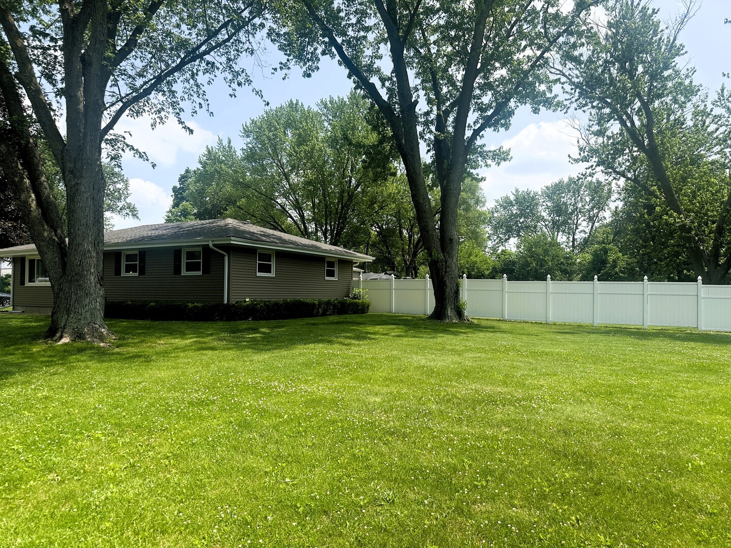 Property Photo: 1517 Juniper Lane IL 61115