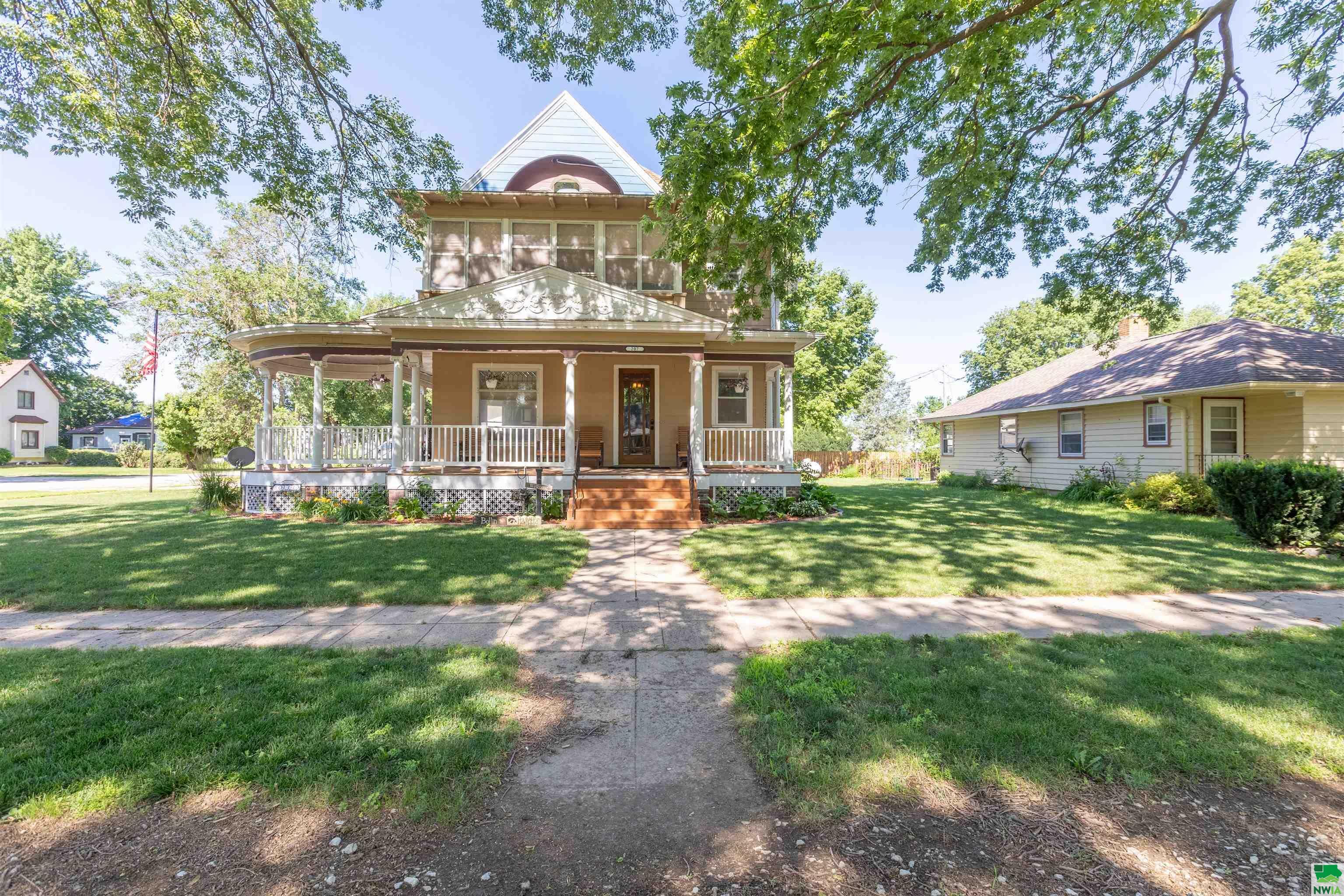 Property Photo: 207 2nd Ave S IA 51004