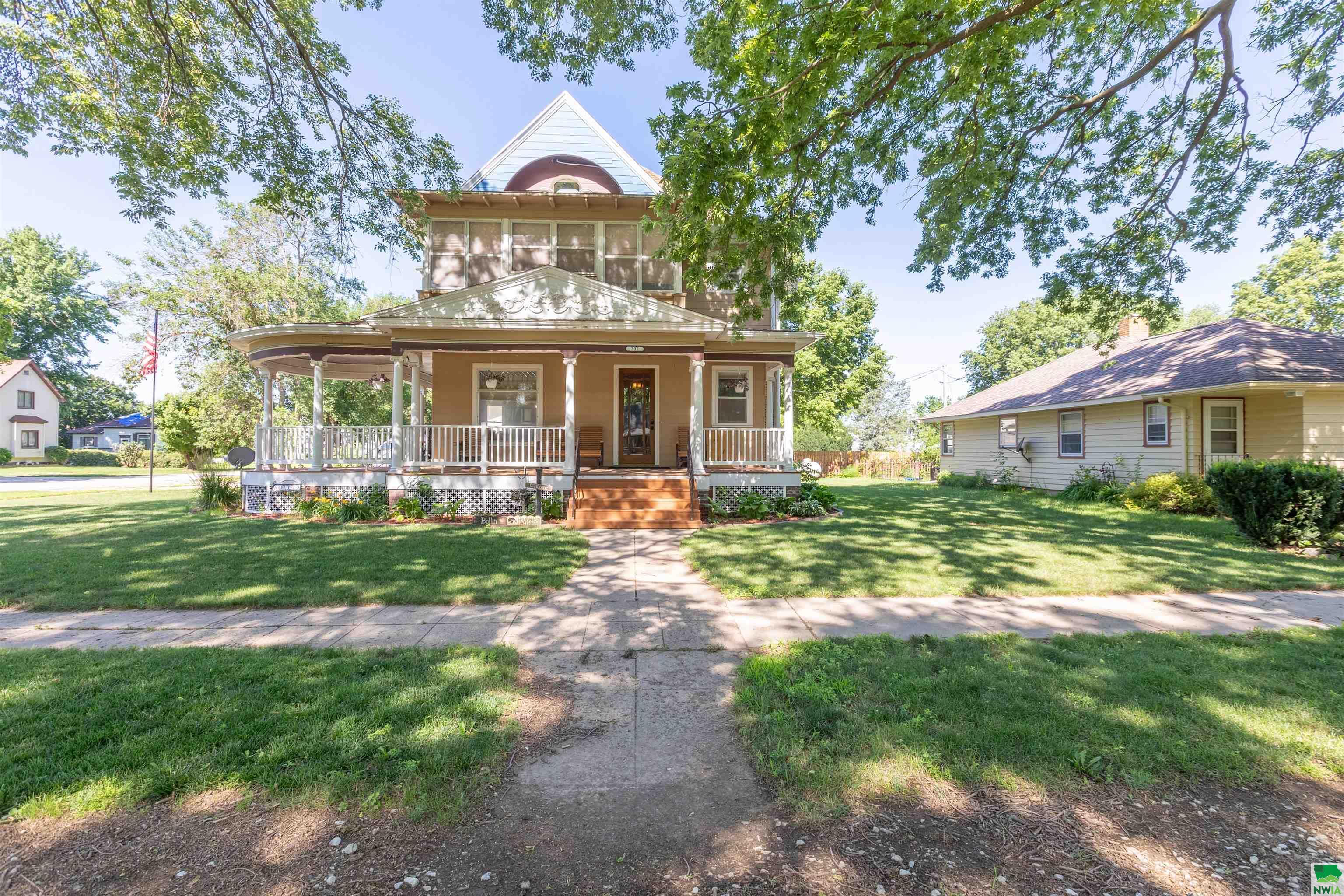 Property Photo: 207 2nd Ave S IA 51004