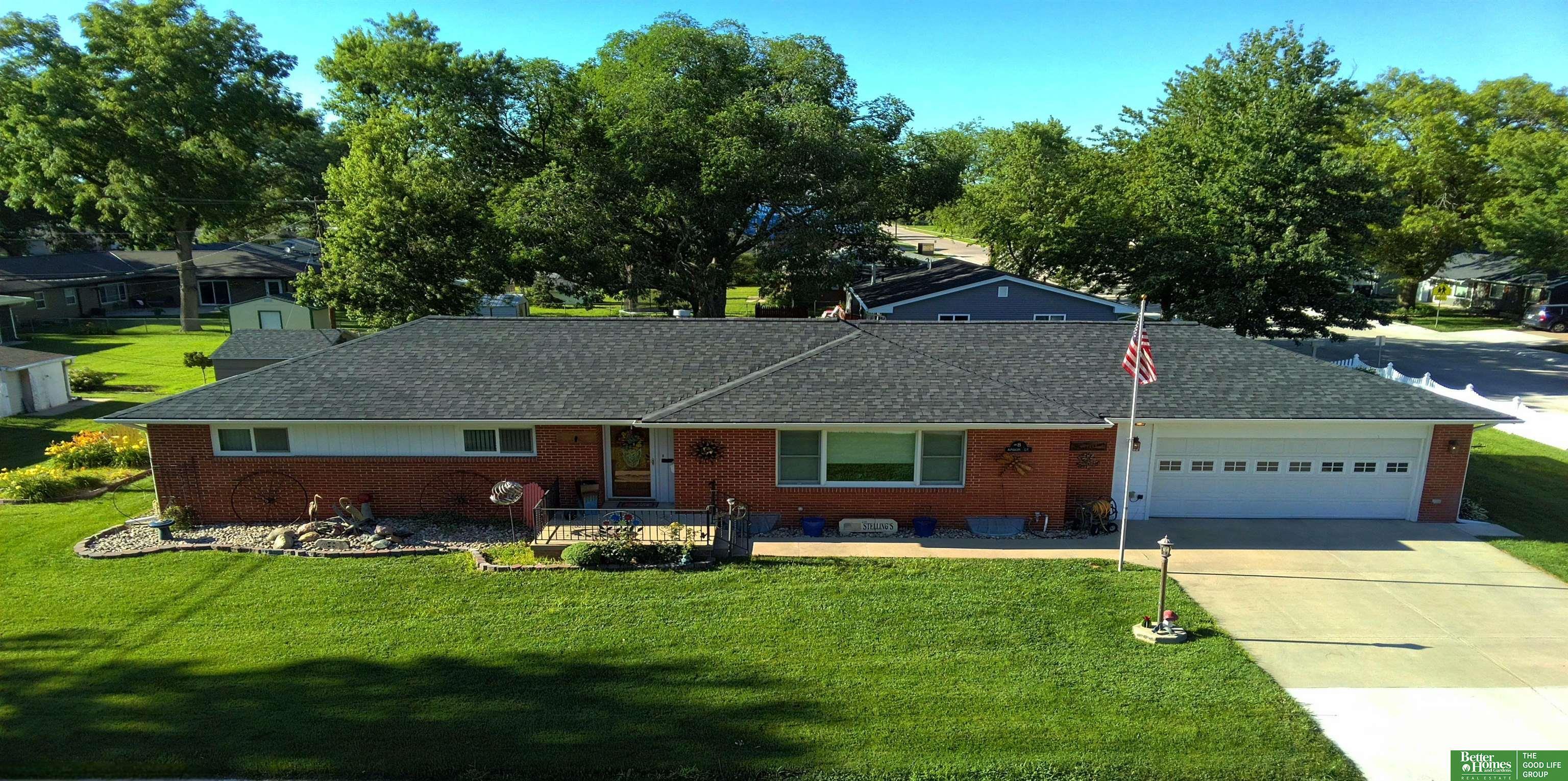 Property Photo: 8 Arbor Court NE 68467