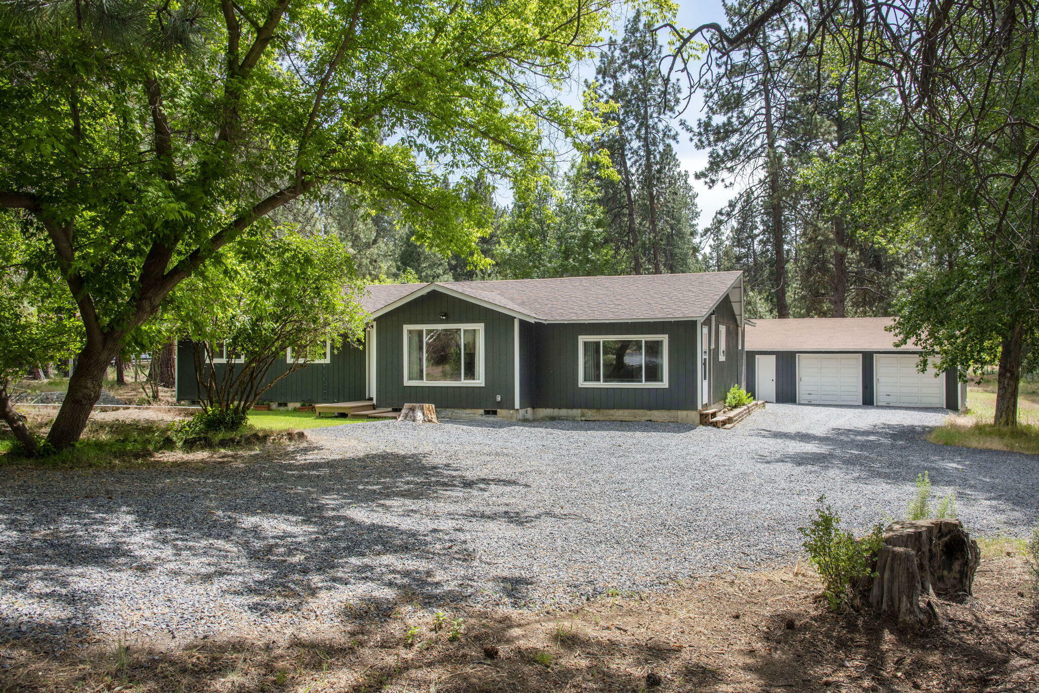 Property Photo: 18949 Baker Road OR 97702