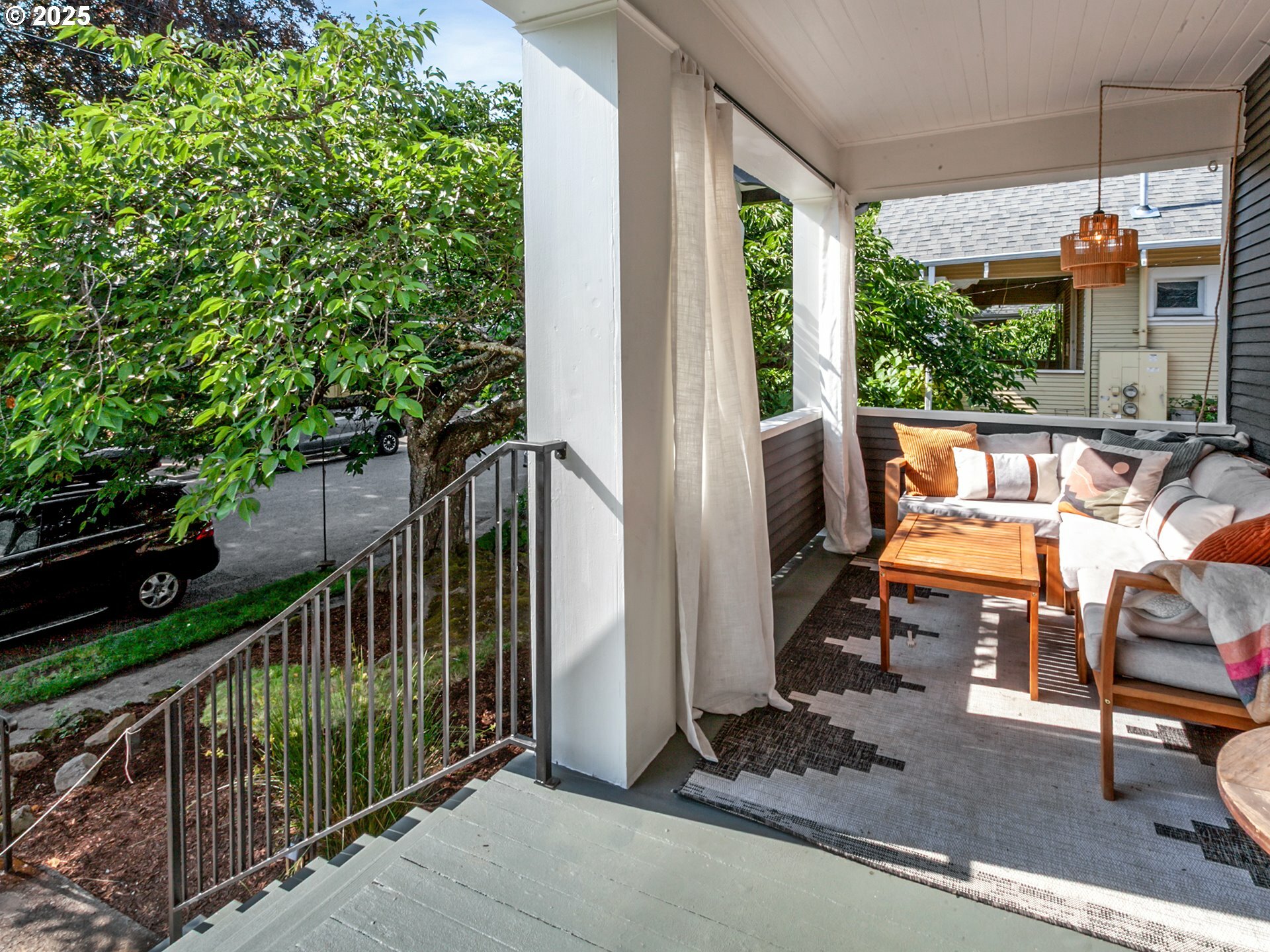 Property Photo:  1630 SE 46th Ave  OR 97215 